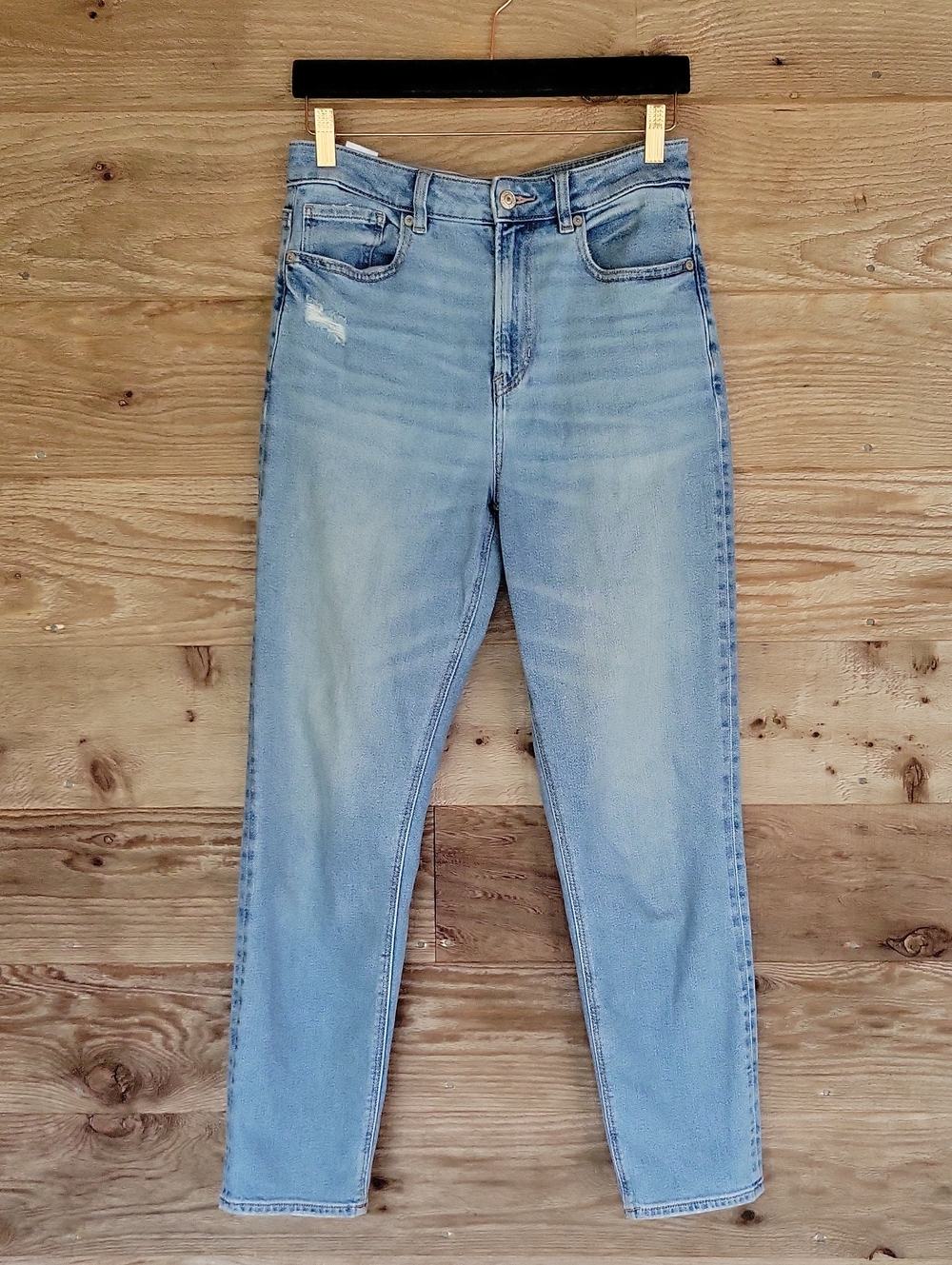 American Eagle Outfitters Size 8 Light Blue High-Rise Straight Mom Jeans